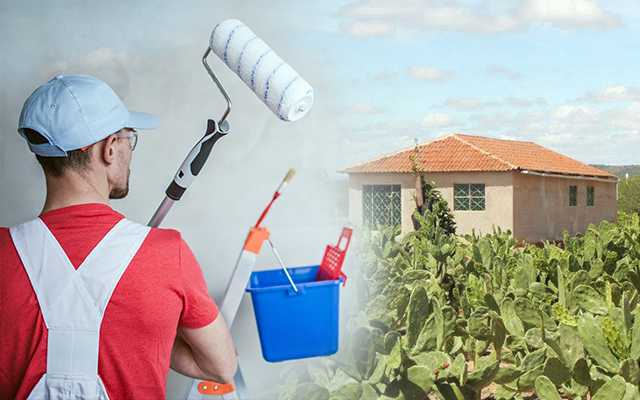 À esquerda, homem pintando uma parede. À direita, uma casa sertaneja em meio a uma plantação de cactos.